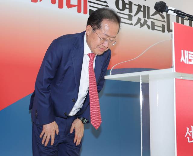 국민의힘 대선 후보 2차 경선에서 탈락한 홍준표 후보가 29일 서울 여의도 대하빌딩 선거 캠프 사무실에서 정계 은퇴 관련 기자회견을 마친 뒤 인사하고 있다. 연합뉴스