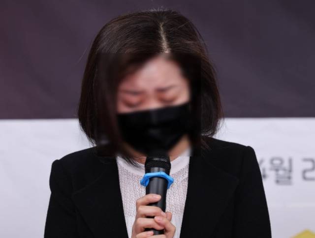 그룹 메이딘 출신인 A씨의 어머니가 기자회견에서 입장을 밝히고 있다. 뉴스1