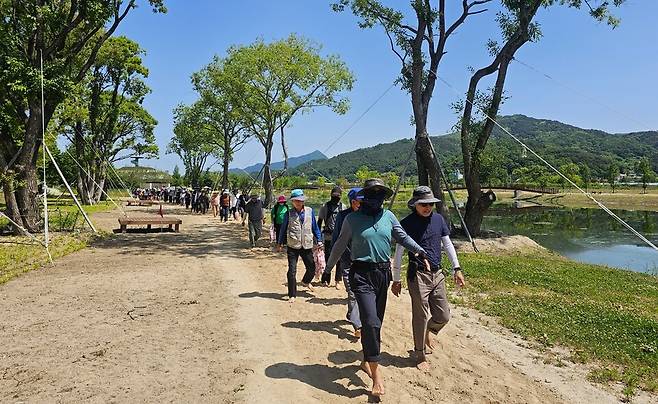 거창 창포원 맨발걷기 행사 모습 ⓒ거창군