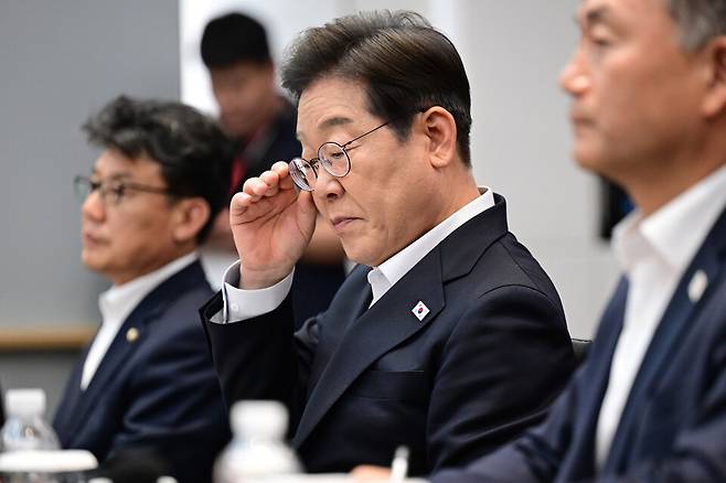 이재명 더불어민주당 대선 후보가 28일 오후 경기도 이천시 SK하이닉스 이천캠퍼스에서 열린 AI메모리 반도체 기업 간담회에 참석해 있다. ⓒ국회사진취재단