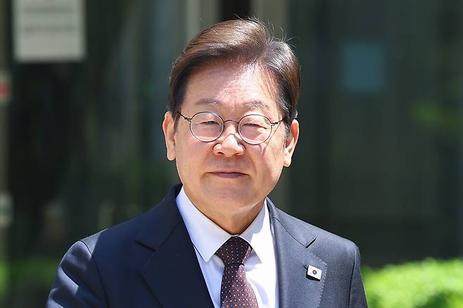 이재명 더불어민주당 대선 후보가 4월29일 서울 서초구 서울중앙지방법원에서 열린 '대장동 배임ㆍ성남FC 뇌물' 1심 속행 공판이 끝난 뒤 법원을 나서고 있다. ⓒ 연합뉴스