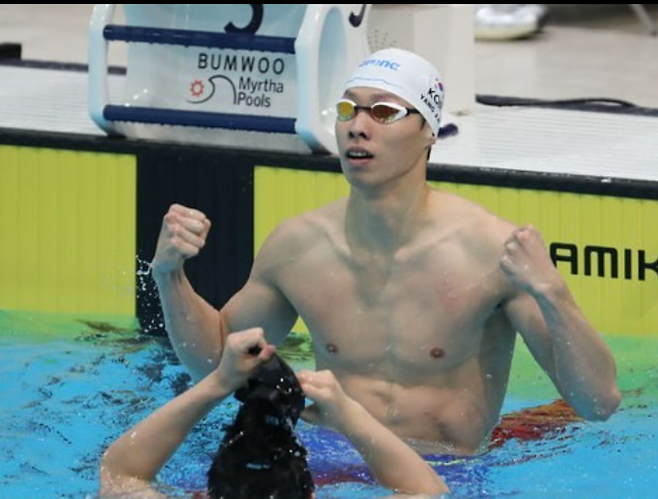 수영국가대표 양재훈이 29일 김천실내수영장에서 열린 ‘제97회 동아수영대회’ 남자일반부 자유형 50m 결선에서 22초53의 기록으로 금메달을 목에 걸었다. 국가대표 자유형 단거리 영자의 위용을 이날 유감없이 과시했다. 뉴시스