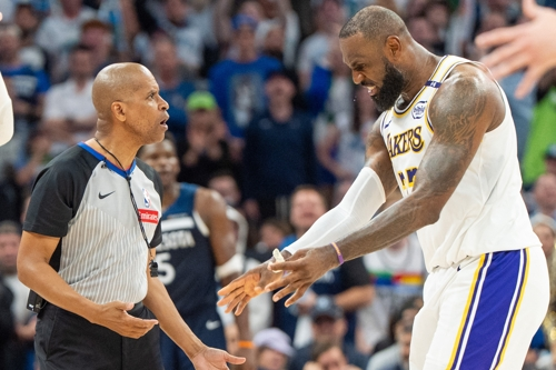 LA 레이커스 르브론 제임스가 28일 미네소타전에서 주심에 어필하고 있다. Imagn Images연합뉴스