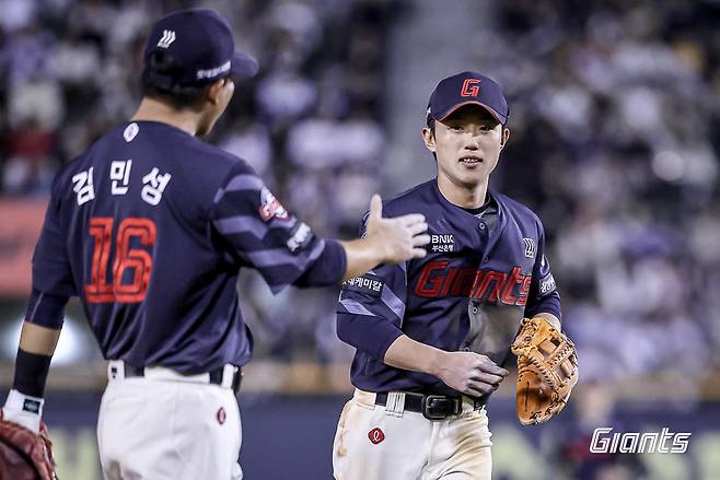 롯데 전민재(오른쪽). 롯데 자이언츠 제공