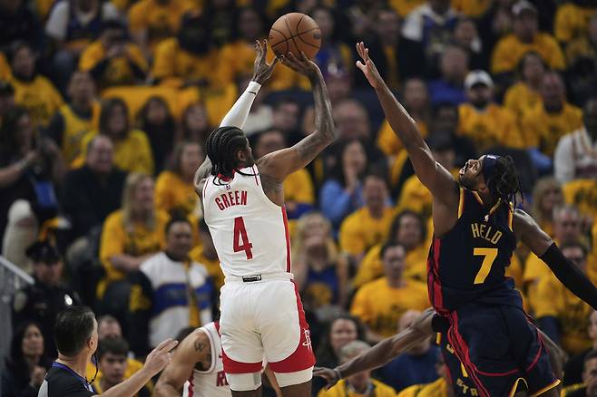 휴스턴 제일런 그린이 29일 골든스테이트전에서 3점슛을 쏠때 버디 힐드가 블록하고 있다. AP연합뉴스