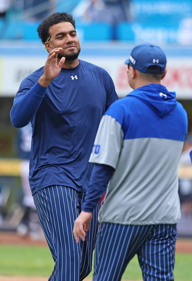 삼성 대니 레예스와 박진만 감독. 삼성 라이온즈 제공