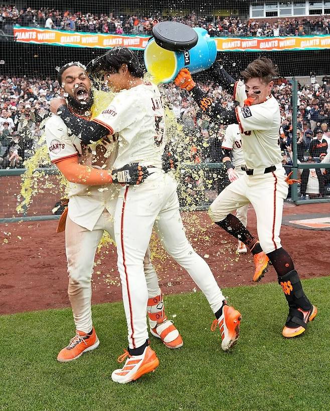 ▲ 다른 동료보다 달려 나온 속도가 조금 늦었던 이정후는 오히려 가장 극적인 사진의 주인공으로 남았다 ⓒ샌프란시스코 자이언츠 SNS