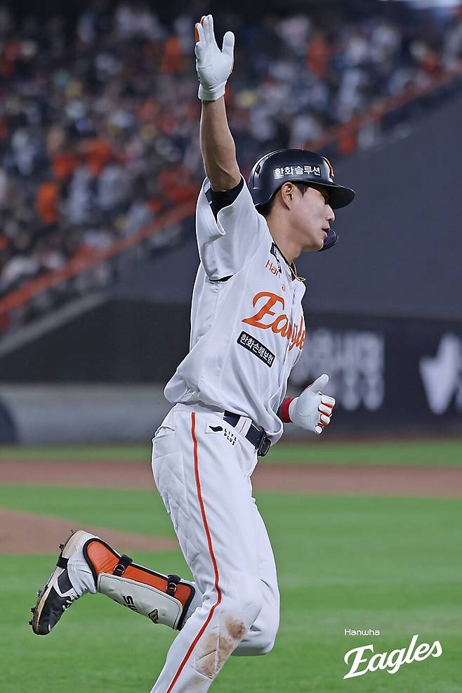 ▲ 한화 심우준이 역전 솔로홈런을 터뜨리고 기쁨을 표출하고 있다. ⓒ한화 이글스