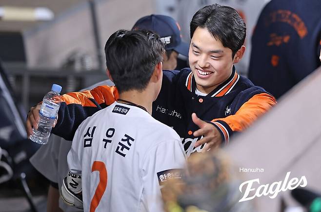 ▲ 한화 심우준과 문동주가 포옹을 나누고 있다. ⓒ한화 이글스