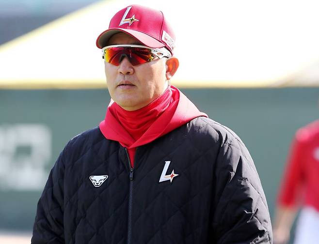 ▲ 8회 무사 1,2루 동점 찬스에서 외국인 타자 맥브룸을 빼고 번트를 위한 대타를 낸 이숭용 SSG 감독 ⓒSSG랜더스