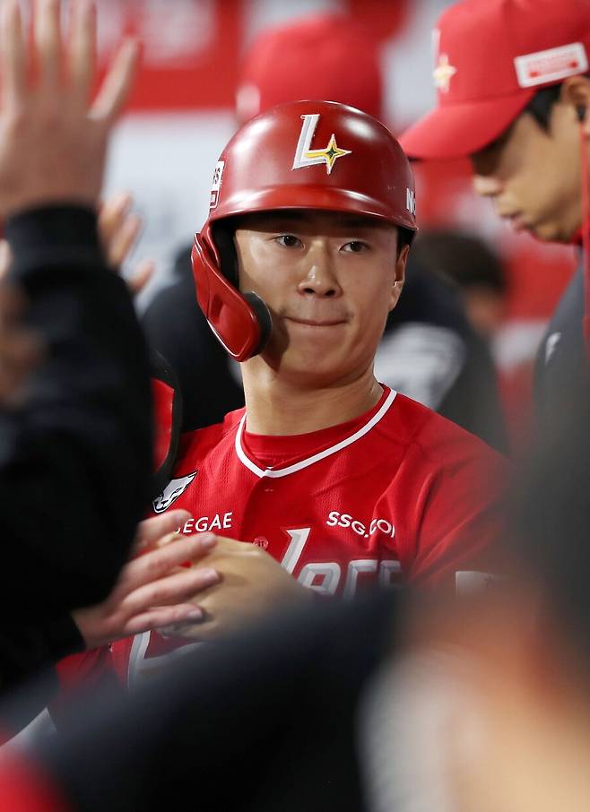 ▲ 압박감이 심한 상황에서 결국 벤치의 작전을 수행하지 못한 최상민 ⓒSSG랜더스