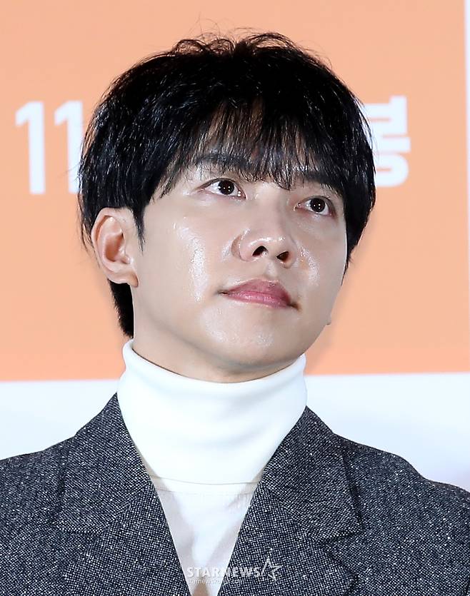 (서울=뉴스1) 권현진 기자 = 배우 이승기가 12일 서울 광진구 롯데시네마 건대입구에서 열린 영화 '대가족'(감독 양우석) 제작보고회에서 가족 관련 질문을 받고 있다.  '대가족'은 스님이 된 아들 함문석(이승기 분) 때문에 대가 끊긴 만두 맛집 평만옥 사장 함무옥(김윤석 분)에게 세상 본 적 없던 귀여운 손주들이 찾아오면서 생각지도 못한 기막힌 동거 생활을 하게 되는 가족 코미디다. 2024.11.12./뉴스1  Copyright (C) 뉴스1. All rights reserved. 무단 전재 및 재배포,  AI학습 이용 금지. /사진=(서울=뉴스1) 권현진 기자