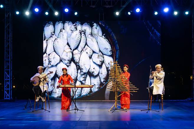 지역민의 삶과 고기잡이를 주제로 펼쳐지는 민속공연