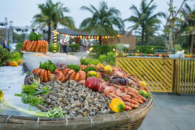 로빈슨 클럽의 저녁 식단에는 호이안의 다채로운 해물이 선을 보인다