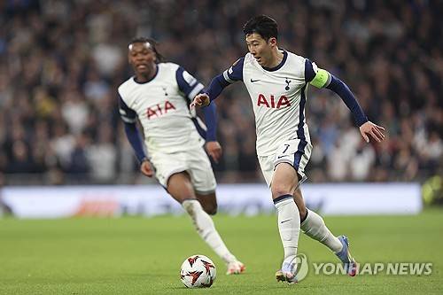 토트넘은 오는 5월 2일 오전 4시(한국시간) 영국 런던에 있는 토트넘 홋스퍼 스타디움에서 노르웨이 강호 보되/글림트와 2024-2025시즌 유럽축구연맹(UEFA) 유로파리그 4강 1차전을 치른다.&nbsp; 토트넘 홋스퍼 주장 손흥민이 아시아 최초의 대기록에 큰 고비를 맞았다. 아직 부상에서 회복하지 못하고 있기 때문이다.&nbsp;연합뉴스