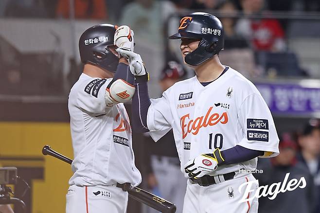 한화 외야수 이진영(오른쪽)은 29일 대전한화생명볼파크에서 열린 '2025 신한 SOL Bank KBO 리그' LG와 주중 3연전 첫 번째 맞대결에서 6번타자 우익수로 선발 출전했다. 4회말 송승기 상대 동점 솔로포를 터트려 공격에 활력을 불어넣었다. 한화 이글스