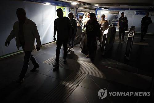 28일 정전 사태 이후 스페인 마드리드의 지하철역에서 사람들이 빠져나오고 있다.  [EPA 연합뉴스 재판매 및 DB 금지]