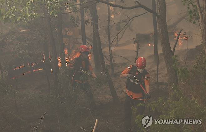 번지는 산불 막는 소방관 (대구=연합뉴스) 윤관식 기자 = 28일 오후 2시 1분께 대구 북구 노곡동 함지산에서 산불이 발생한 가운데 소방관들이 불을 끄고 있다. 2025.4.28 psik@yna.co.kr