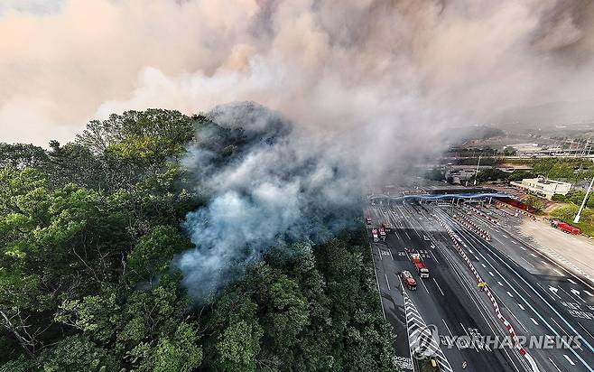 경부고속도로 북대구IC 양방향 진출입 차단 해제 (대구=연합뉴스) 윤관식 기자 = 지난 28일 오후 2시 1분께 대구 북구 노곡동 함지산에서 발생한 산불이 경부고속도로 북대구IC 인근까지 번지고 있다. 2025.4.28 psik@yna.co.kr