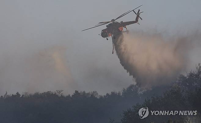분주한 산불 진화 헬기 (대구=연합뉴스) 윤관식 기자 = 대구 대형 산불 발생 이틀째인 29일 오전 대구 북구 산불 현장에서 헬기가 물을 투하하고 있다. 2025.4.29 psik@yna.co.kr