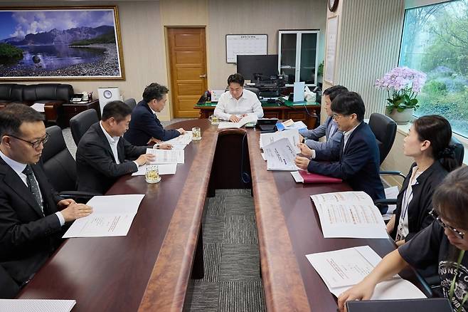 회의 주재하는 오세현 시장(가운데) [아산시 제공. 재판매 및 DB 금지]