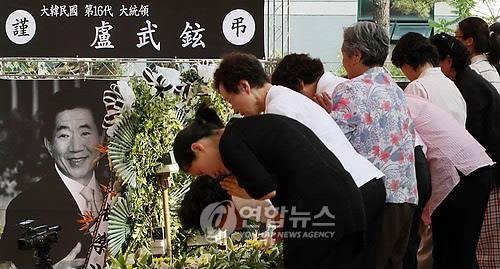 노무현 전 대통령 초재 올리는 추모객들     (서울=연합뉴스) 김현태 기자 = 노무현 전 대통령의 영결식이 열린 29일 서울 조계사에서 추모객들이 49재 중 초재를 올리며 명복을 빌고 있다. 2009.5.29