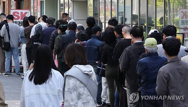 SKT, 유심 교체 기다리는 시민들 (서울=연합뉴스) 이진욱 기자 = 가입자 유심(USIM) 정보를 탈취당한 SK텔레콤이 유심 무료교체 서비스를 시작한 지난 28일 서울 시내 한 SKT 대리점에서 시민들이 유심 교체를 위해 줄을 서 차례를 기다리고 있다. 2025.4.28 cityboy@yna.co.kr