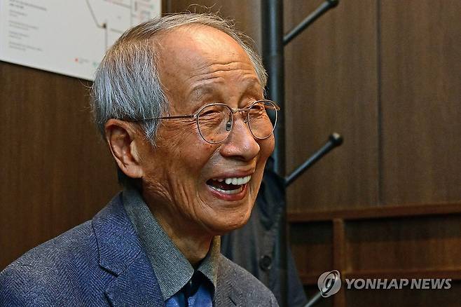 이재명, 윤여준 전 장관과 오찬회동 (서울=연합뉴스) 신준희 기자 = 더불어민주당 이재명 대표가 30일 여의도 한 식당에서 윤여준 전 환경부 장관과 오찬 회동을 하고 있다. 2024.10.30 [공동취재] hama@yna.co.kr