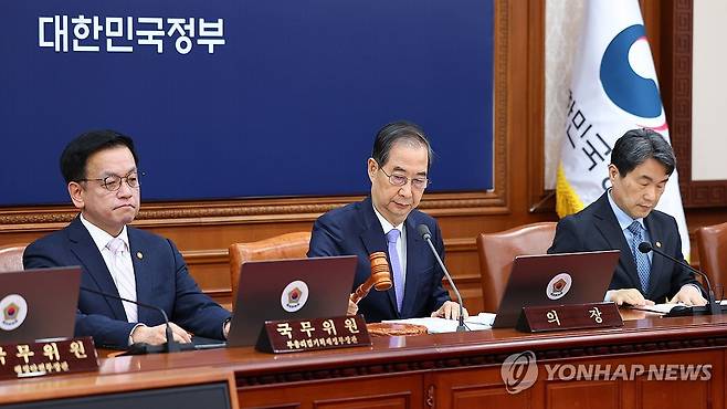 한덕수 권한대행 국무회의 개회 (서울=연합뉴스) 홍해인 기자 = 한덕수 대통령 권한대행 국무총리가 29일 정부서울청사에서 열린 국무회의에서 의사봉을 두드리며 개회 선언을 하고 있다. 2025.4.29 [대통령실통신사진기자단] hihong@yna.co.kr