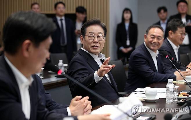 AI 메모리반도체 기업간담회 참석한 이재명 후보 (서울=연합뉴스) 더불어민주당 이재명 대선 후보가 28일 경기도 이천시 SK하이닉스 이천캠퍼스에서 열린 AI 메모리반도체 기업간담회에서 웃으며 대화를 하고 있다. 2025.4.28 [국회사진기자단] ondol@yna.co.kr