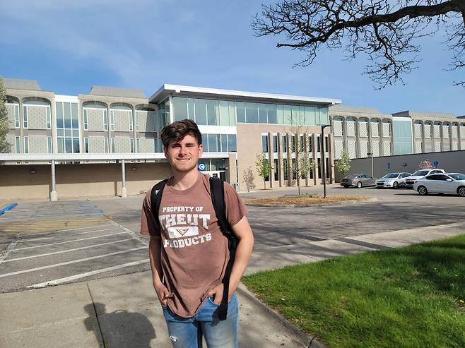 트럼프가 연설할 미시간주 대학교 앞에서 만난 대학생 [머콤 카운티[미 미시간주]=연합뉴스] 조준형 특파원= 도널드 트럼프 미국 대통령이 취임 100일인 29일(현지시간) 연설을 하기 위해 찾을 미시간주 머콤카운티의 대학교 앞에서 28일 연합뉴스의 인터뷰에 응한 학생 소니 튜트씨. 2025.4.29 jhcho@yna.co.kr