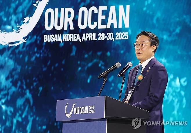 '제10차 아워오션 콘퍼런스' 강도형 장관 개회사 (부산=연합뉴스) 강선배 기자 = 강도형 해양수산부 장관이 29일 오전 부산 해운대구 벡스코 오디토리움에서 열린 '제10차 아워오션 콘퍼런스(OOC)' 개회식에서 개회사를 하고 있다. 2025.4.29 sbkang@yna.co.kr