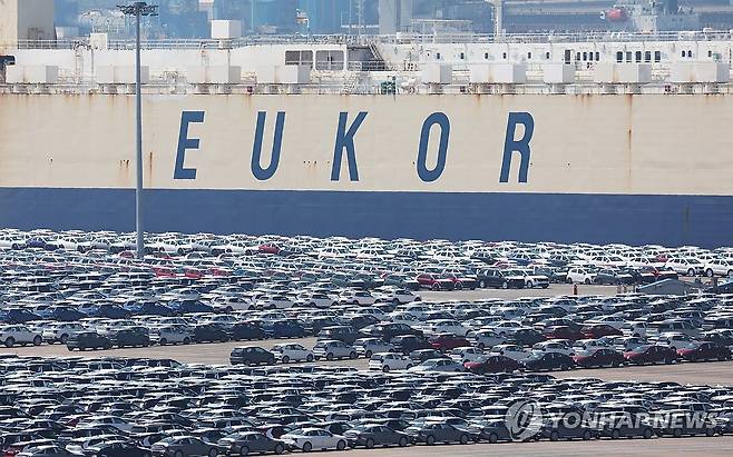 수출 대기 중인 자동차 (평택=연합뉴스) 홍기원 기자 = 도널드 트럼프 미국 대통령이 자동차 고율관세의 충격을 줄인다고 로이터 통신이 28일(현지시간) 보도했다. 사진은 29일 경기도 평택항에 수출용 자동차가 세워져 있는 모습. 2025.4.29 xanadu@yna.co.kr