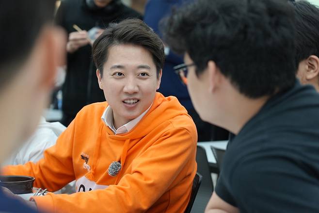 한국항공대를 찾아 학생들과 학식을 먹는 이준석 후보 [개혁신당 제공]