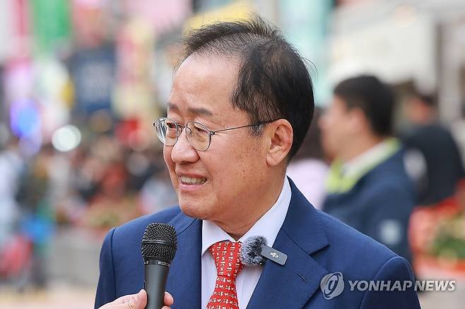홍대거리 찾은 국민의힘 홍준표 대선 경선 후보 (서울=연합뉴스) 신현우 기자 = 국민의힘 홍준표 대선 경선 후보가 27일 서울 마포구 KT&G상상마당 인근 홍대거리에서 기자 간담회를 하고 있다. 2025.4.27 nowwego@yna.co.kr