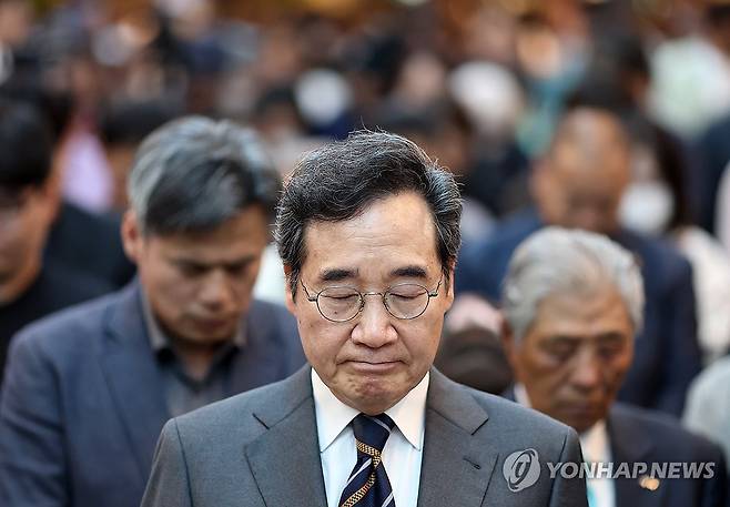 묵념하는 이낙연 상임고문 [연합뉴스 자료사진]