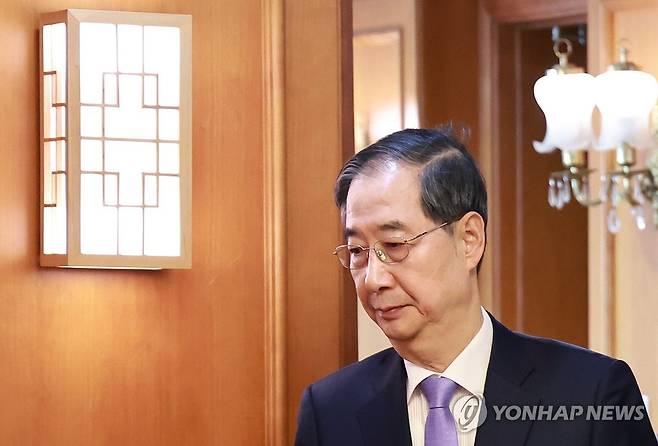 한덕수 권한대행, 재외공관장 신임장 수여식 참석 (서울=연합뉴스) 홍해인 기자 = 한덕수 대통령 권한대행 국무총리가 29일 정부서울청사에서 열린 재외공관장 신임장 수여식에 입장하고 있다. 2025.4.29 hihong@yna.co.kr