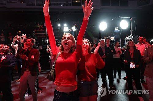 선거 승리 환호하는 캐나다 자유당 지지자 [AFP=연합뉴스. 재판매 및 DB 금지]