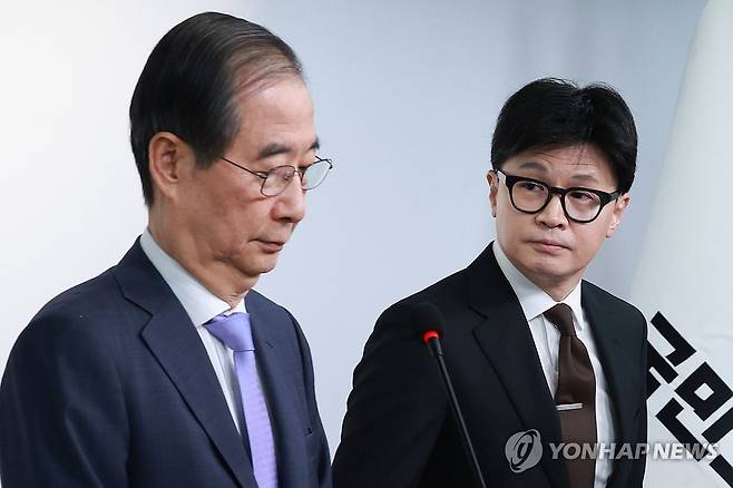 공동 담화문 발표 준비하는 한 총리와 한 대표 (서울=연합뉴스) 신현우 기자 = 한덕수 국무총리와 국민의힘 한동훈 대표가 8일 오전 서울 여의도 국민의힘 당사에서 국정 수습 방안을 담은 공동 담화문 발표를 준비하고 있다. 2024.12.8 nowwego@yna.co.kr