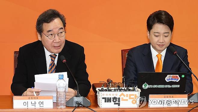 발언하는 이낙연 공동대표 (서울=연합뉴스) 한상균 기자 = 개혁신당 이낙연 공동대표가 19일 국회에서 최고위원회의를 하고 있다. 오른쪽은 이준석 공동대표. 2024.2.19 xyz@yna.co.kr