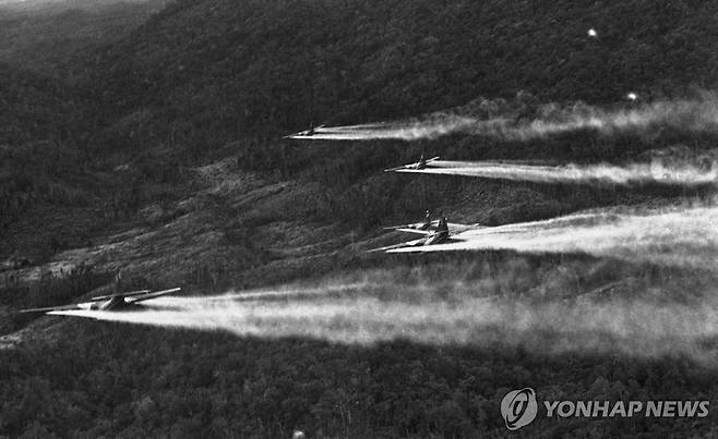 베트남전 당시 미군의 고엽제 살포 장면 베트남전이 한창이던 1968년 8월 14일(현지시간) 미군 항공기들이 베트남 중부 후에 지역에서 고엽제를 살포하고 있다.
[AP 연합뉴스 자료사진. 재판매 및 DB 금지]