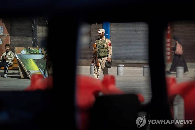 인도·파키스탄 갈등 29일 인도령 카슈미르 지역에서 인도 보안군이 거리에서 경계 근무를 서고 있다.
[로이터 연합뉴스 자료사진. 재판매 및 DB 금지]