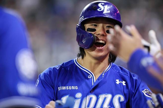 환호하는 김성윤 삼성 라이온즈 김성윤이 29일 인천SSG랜더스필드에서 열린 2025 프로야구 SSG 랜더스와 원정경기에서 득점한 뒤 환호하고 있다. [삼성 라이온즈 제공. 재배포 및 DB 금지]