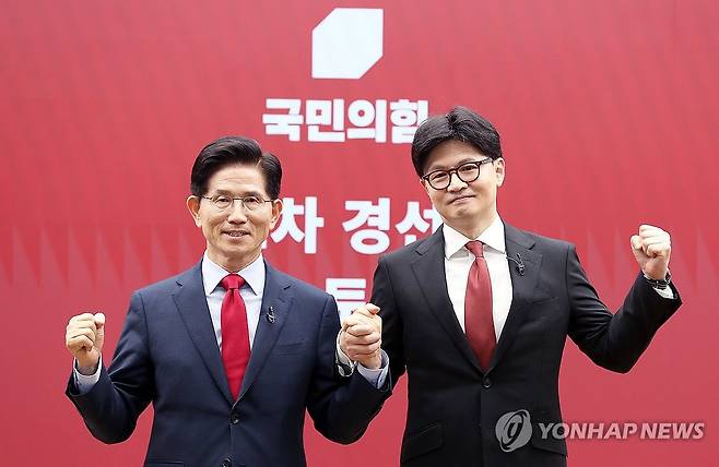 기념 촬영하는 김문수-한동훈 후보 (서울=연합뉴스) 23일 서울 여의도 국민의힘 중앙당사에서 열린 2차 경선 토론회 미디어데이에서 국민의힘 김문수, 한동훈, 대선 경선 후보가 맞수 토론 대상으로 지명을 한 후 기념 촬영하고 있다. 2025.4.23 [국회사진기자단] photo@yna.co.kr