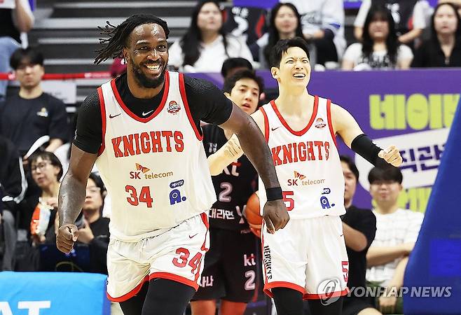 워니 '챔피언결정전으로 가자' (수원=연합뉴스) 홍기원 기자 = 29일 경기도 수원KT소닉붐아레나에서 열린 프로농구 4강 플레이오프 4차전 수원 KT 소닉붐과 서울 SK 나이츠의 경기. 득점에 성공한 SK 워니가 기뻐하고 있다. 2025.4.29 xanadu@yna.co.kr