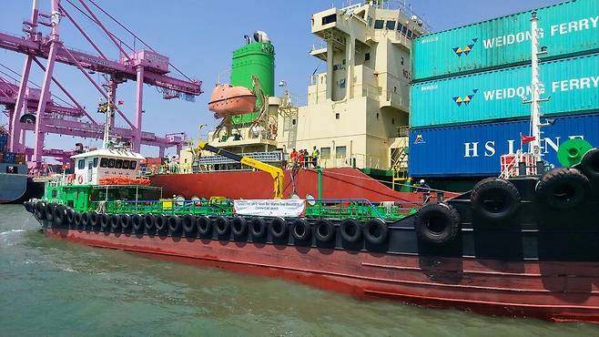 ▲ SK인천석유화학이 지난 26일 인천 신항에서 바이오중유 혼합 선박유를 고객사에 공급하고 있다. /사진제공=SK인천석유화학&nbsp;