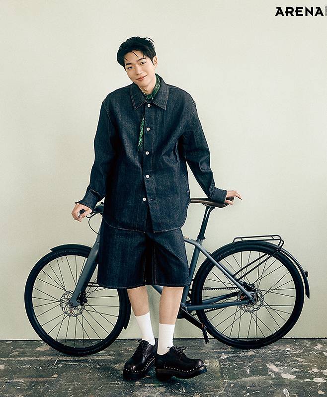 데님 셔츠·데님 쇼츠 모두 질 샌더, 브라운 레이스업 슈즈 디올, 그린 페이즐리 스카프·화이트 삭스 모두 스타일리스트 소장품.