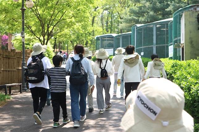 지난 28일 서울 광진구 서울어린이대공원에서 교촌에프앤비 '바르고 봉사단'이 구산초등학교 특수학급 학생들과 체험학습을 하고 있다. / 사진=교촌에프앤비