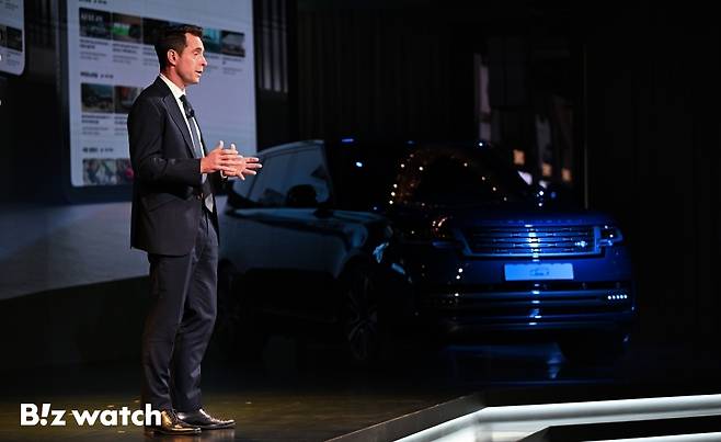 로빈 콜건 JLR 코리아 대표가 30일 서울 광화문 포시즌스 호텔 서울에서 고객 신뢰 강화 및 소유 경험 혁신을 위한 미래 전략 '원(One) 전략'을 공식 발표하고 있다./사진=이명근 기자 qwe123@