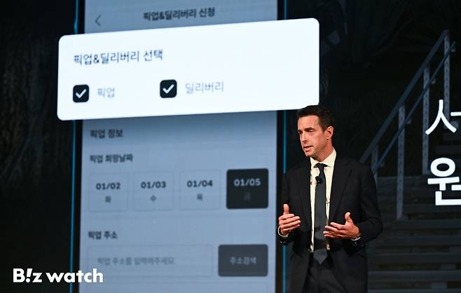 로빈 콜건 JLR 코리아 대표가 30일 서울 광화문 포시즌스 호텔 서울에서 고객 신뢰 강화 및 소유 경험 혁신을 위한 미래 전략 '원(One) 전략'을 공식 발표하고 있다./사진=이명근 기자 qwe123@